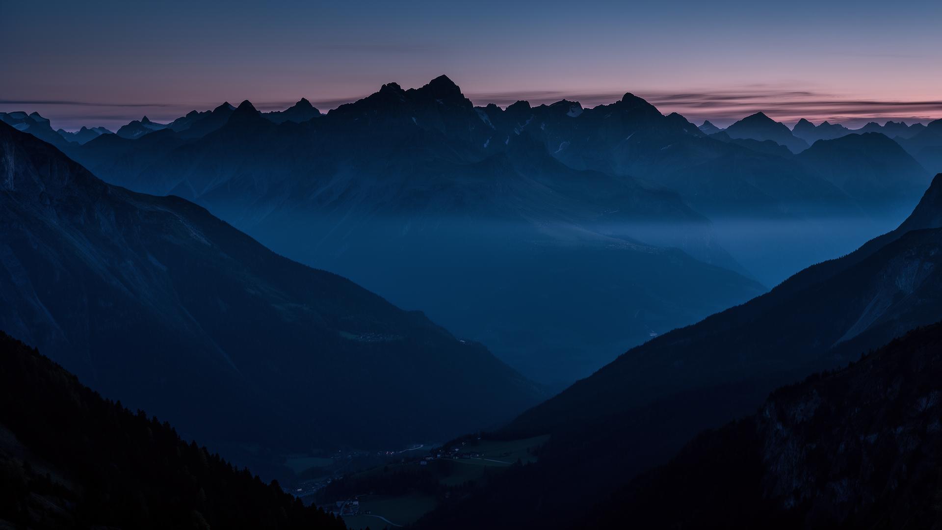 Massif des Alpes au crépuscule depuis Grenoble
